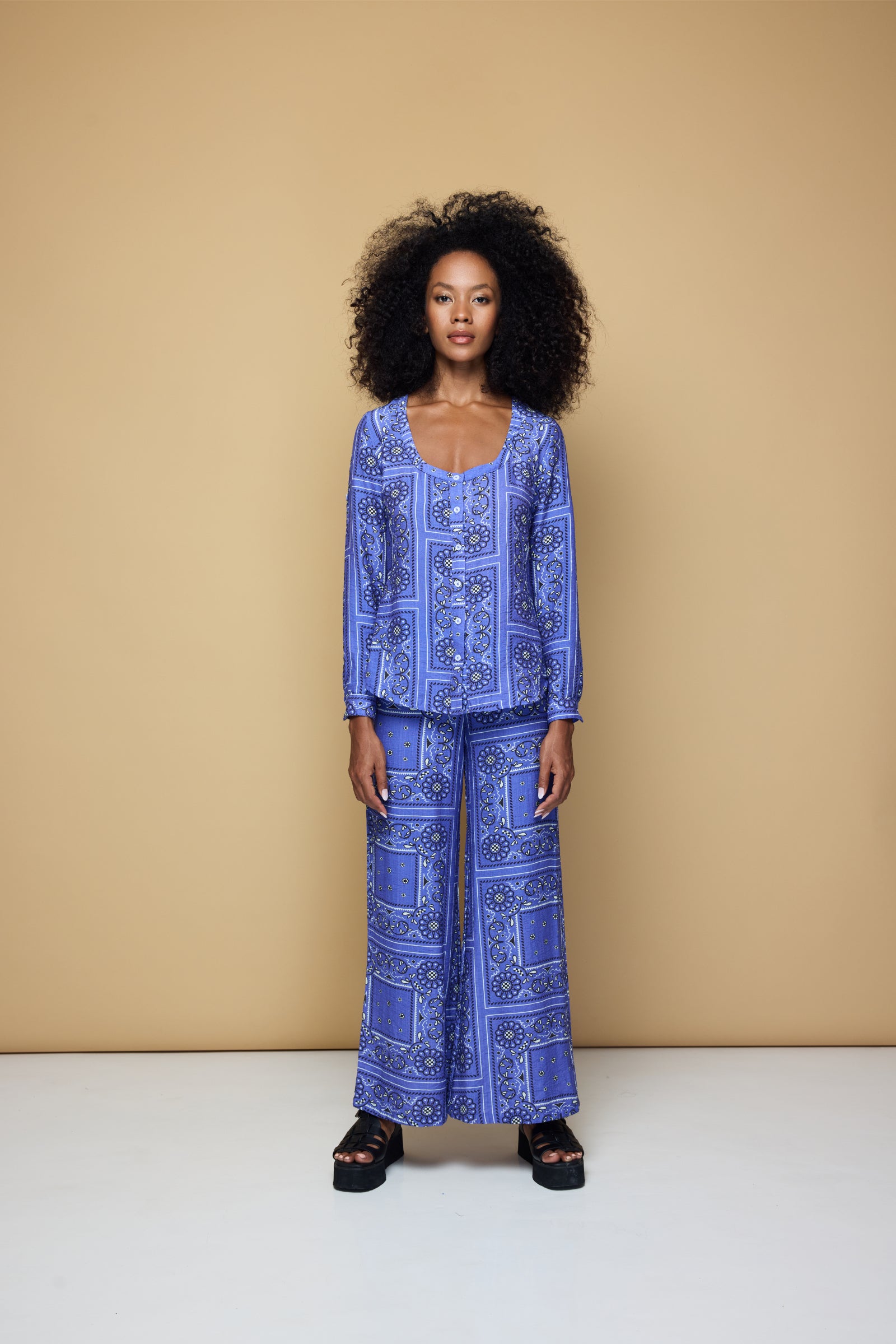 THE GROOVE FITTED SHIRT - BANDANA STATE PRINT/ BLUE