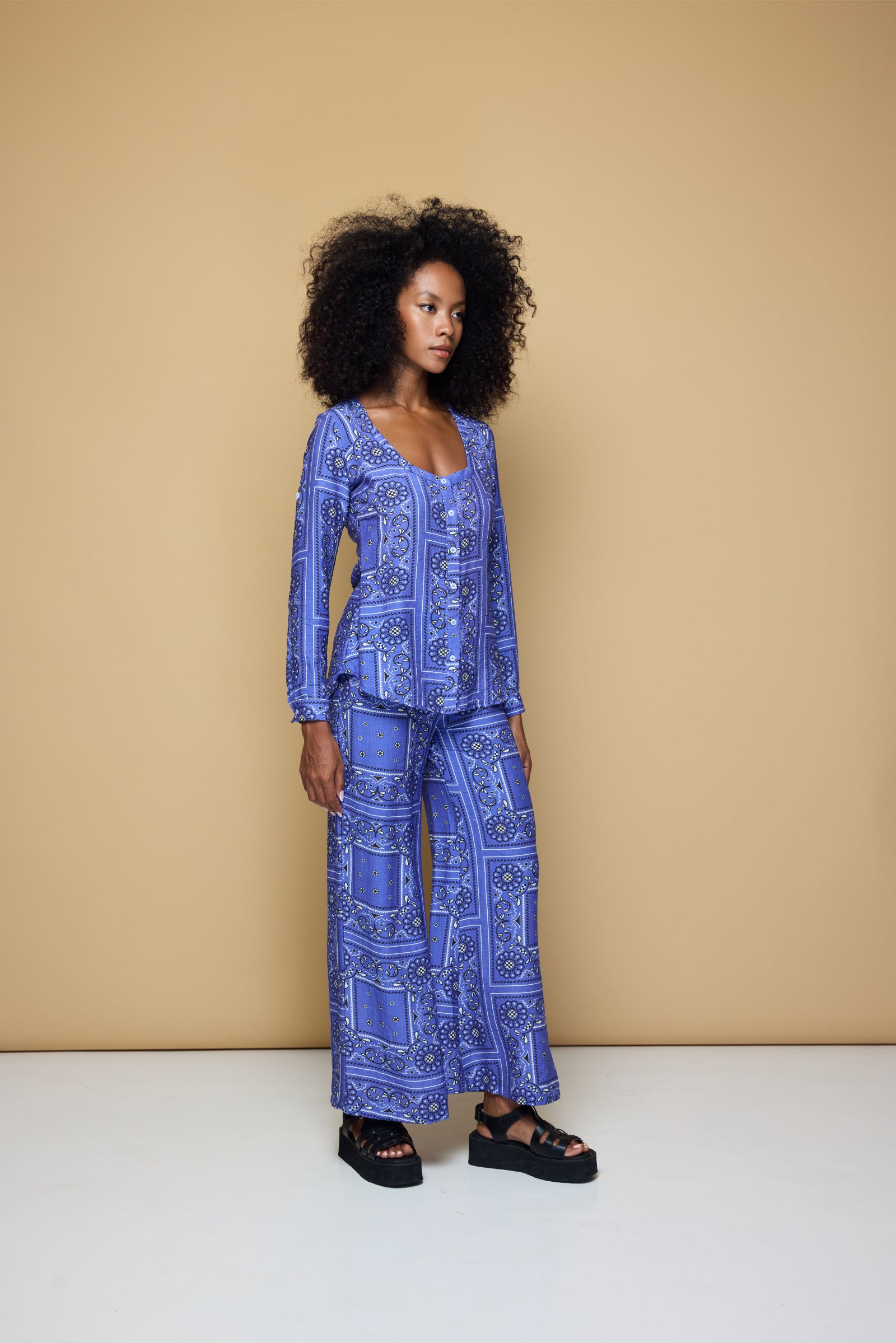 THE GROOVE FITTED SHIRT - BANDANA STATE PRINT/ BLUE