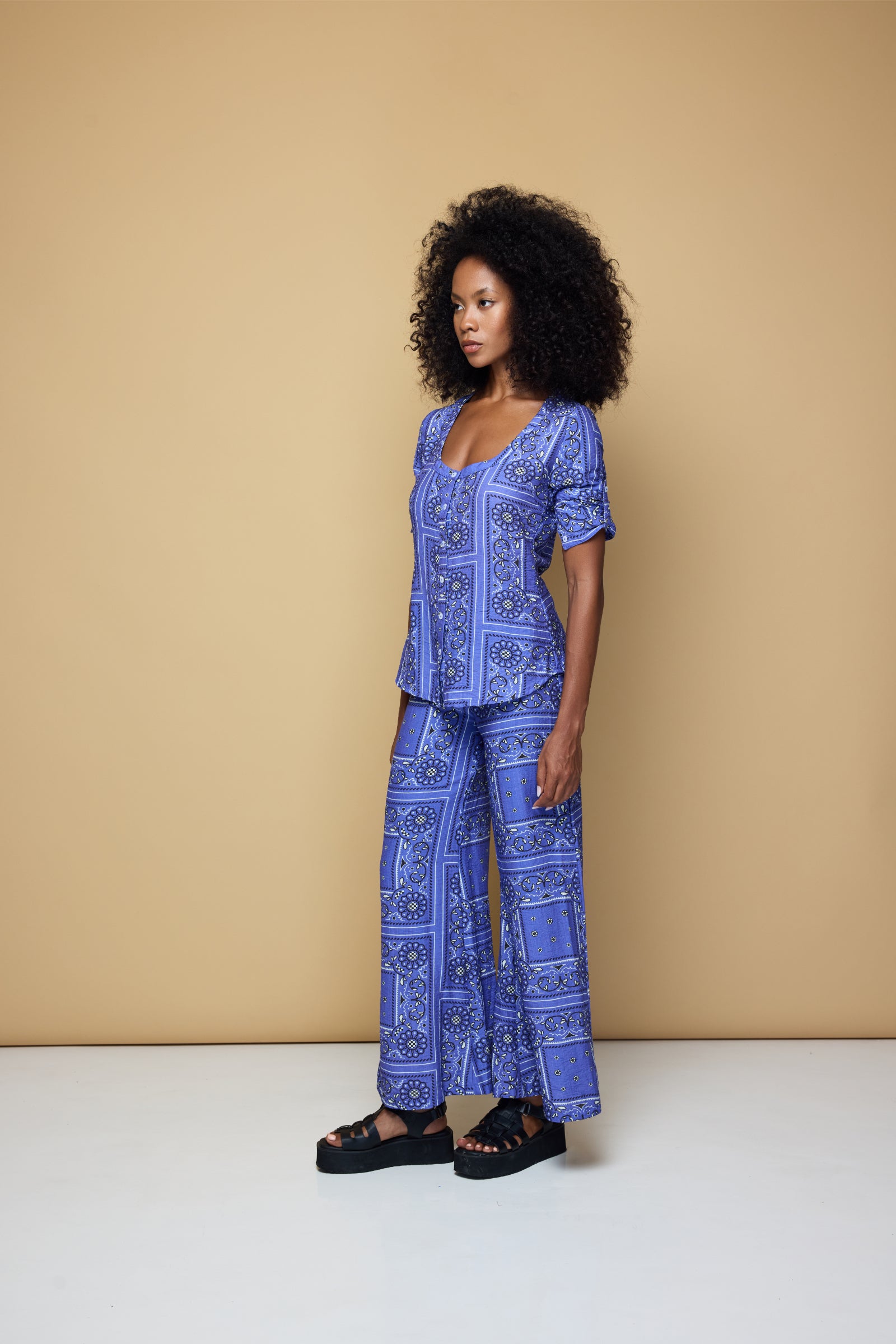 THE GROOVE FITTED SHIRT - BANDANA STATE PRINT/ BLUE