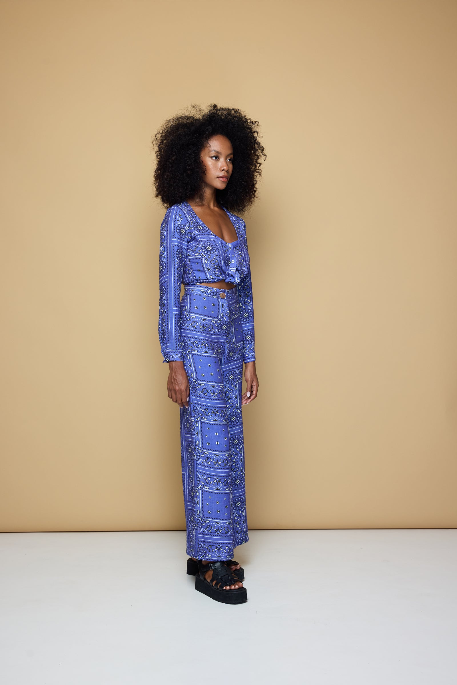 THE GROOVE FITTED SHIRT - BANDANA STATE PRINT/ BLUE